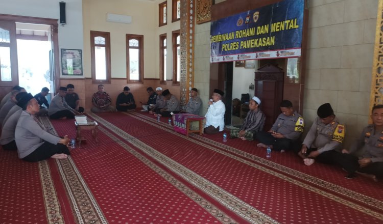 Pembinaan rohani dan mental (Binrohtal) di Masjid Baitul Amin Polres Pamekasan. (Foto: Humas Polres Pamekasan)