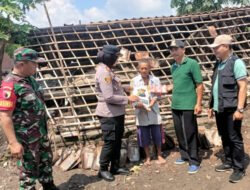 Korban Puting Beliung di Tulungagung Dapat Bansos dari Polisi