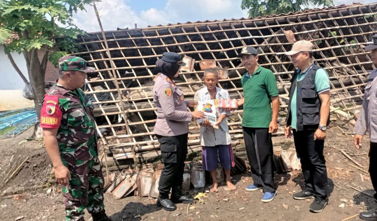 Anggota Polres Tulungagung menyalurkan Bansos krpada korban angin puting beliung, Jumat (26/1/2924). (Foto: Humas Polres Tulungagung)