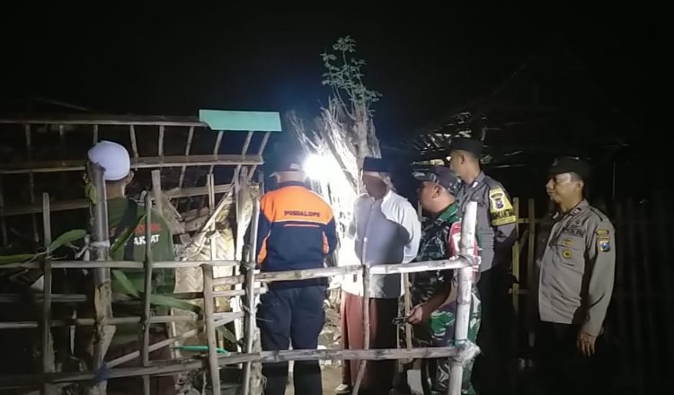 Pusdalops BPBD dan Anggota Polres Situbondo meninjau rumah Nenek Suranti. (Foto: BPBD Situbondo)