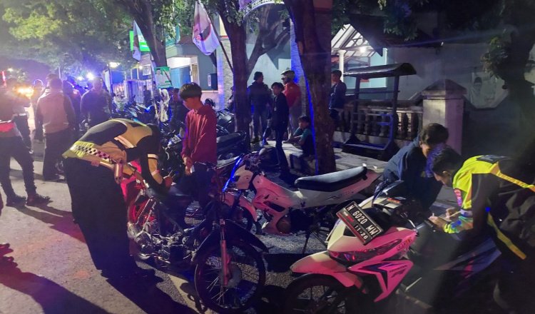 Anggota Polres Probolinggo merazia motor balap liar. (Foto: Istimewa)