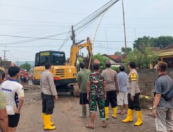 Tiga Pilar di Tulungagung Bersinergi Bersihkan Lumpur di Jalan