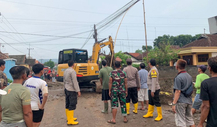Tiga pilar di Tulungagung bersinergi bersama warga bersihkan lumpur di jalan raya. (Foto: Istimewa)