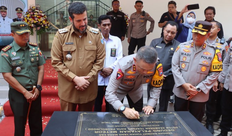 Kapolda Jawa Timur, Irjen Pol Drs Imam Sugianto, menandatangani Prasasti Gedung Polsubsektor Kedopok Kota Probolinggo. (Foto: Istimewa)