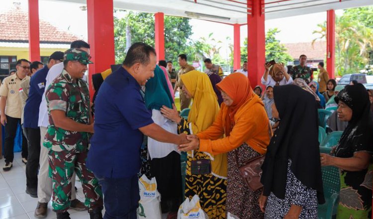 Bupati Jember, Hendy Siswanto, membagikan Bansos kepada warga Kelurahan Tegal Besar, Kecamatan Kaliwates. (Foto: Diskominfo Jember)