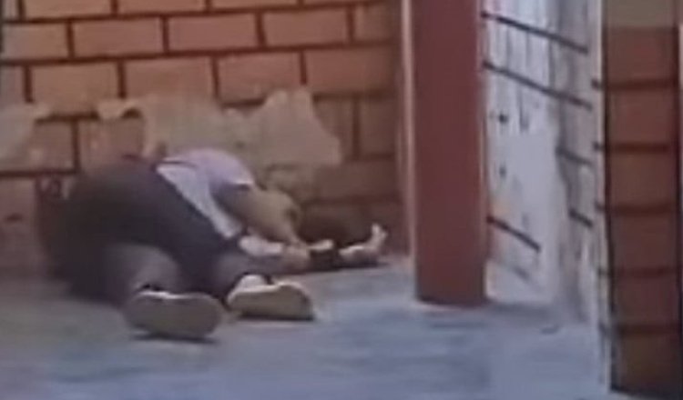 TKW asal Jember ditemukan tergeletak di depan lift sebuah bangunan di Malaysia, Senin (29/1/2024). (Foto: Tangkapan layar/Media Sosial)