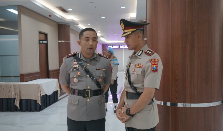 AKBP Moh Nurhidayat dan AKBP Bayu Pratama Gubunangi berbincang-bincang seusai Sertijab. (Foto: Humas Polres Jember)
