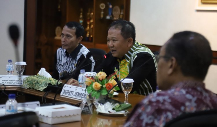 Bupati Jember menanggapi penyampaian Direktur Koordinasi dan Supervisi Wilayah III KPK-RI terkait kenaikan MCP dan SPU Jember. (Foto: Diskominfo Jember)