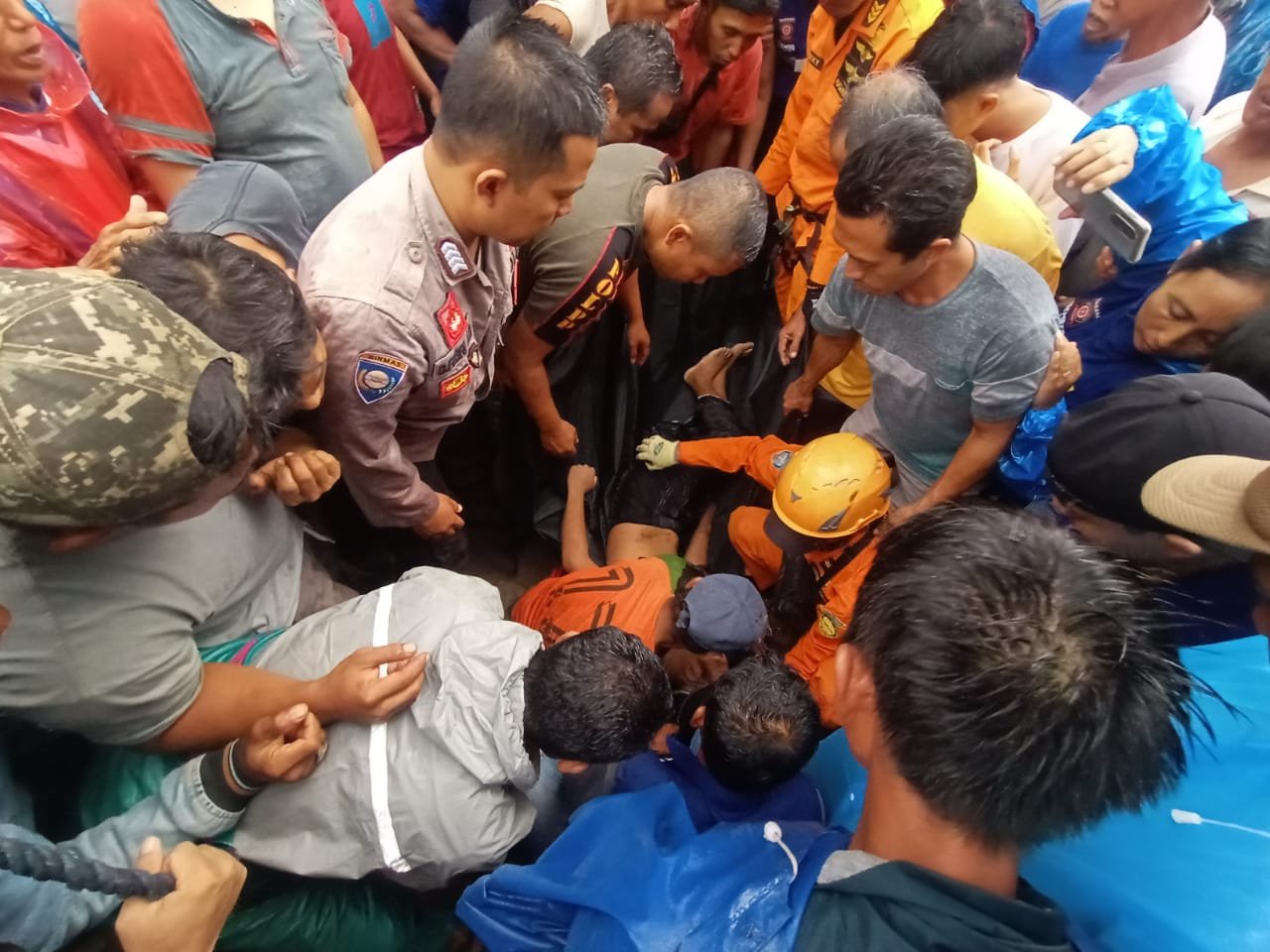 Polsek Sempolan dibantu warga mengevakuasi jasad korban, Kamis (25/1/2024). (Foto: Teamwork)