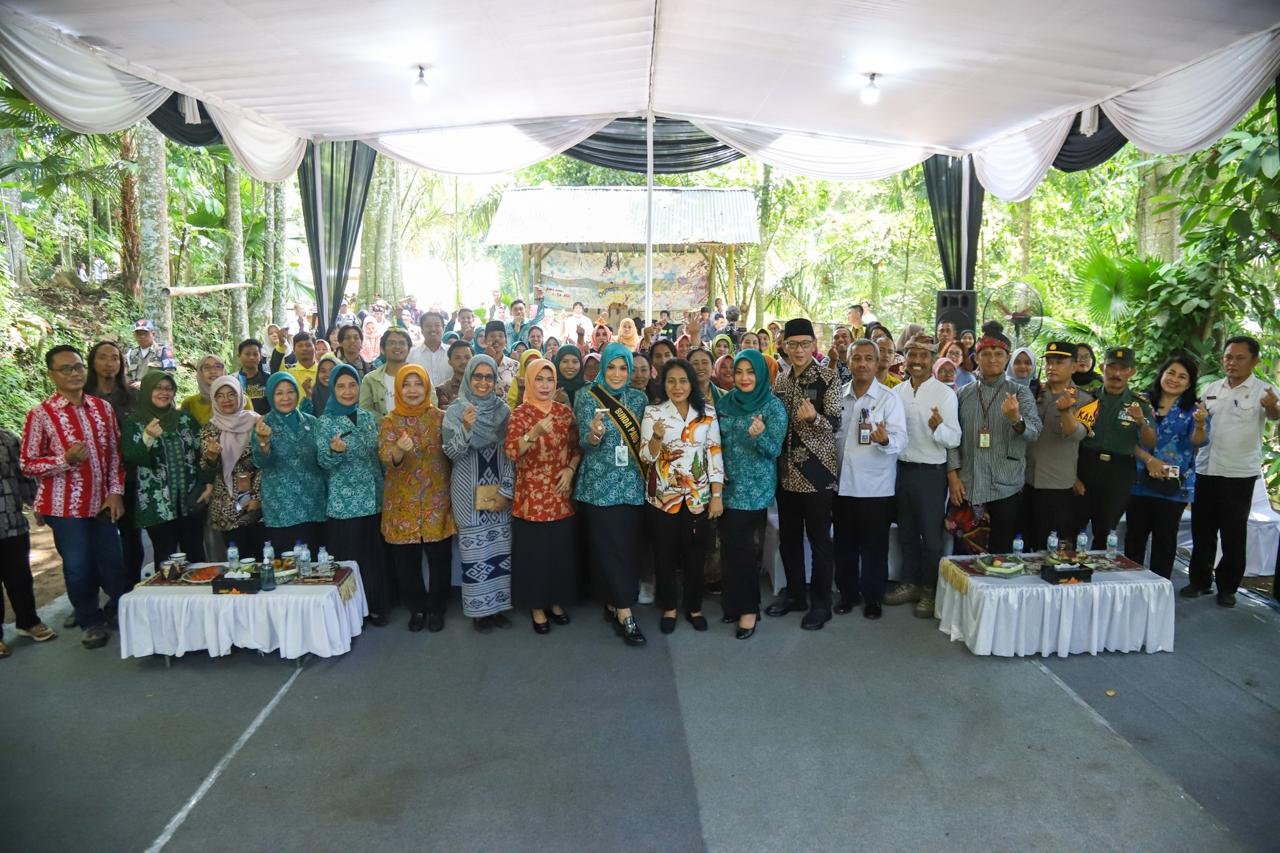 Menteri PPPA RI, Bintang Puspayoga, dalam kegiatan pengukuhan Bunda PAUD se-Kecamatan Ledokombo, Rabu (21/2/2024). (Foto: Diskominfo Jember)