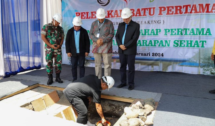 Bupati Jember meletakkan batu pertama pembangunan Rumah Sakit Harapan Sehat, Kecamatan Mayang. (Foto: Diskominfo Jember)