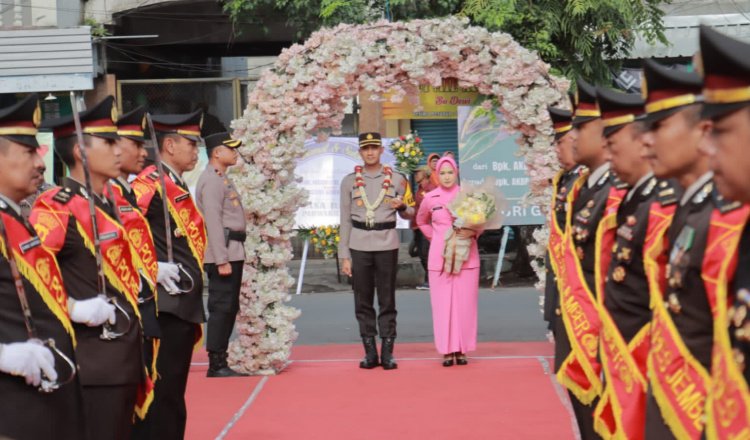 Upacara pedang pora sambut Kapolres Jember yang Baru. (Foto: Humas Polres Jember)