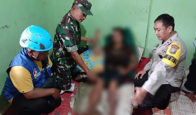Babinsa, Babinkamtibmas, dan Pusdalops BPBD Situbondo mengevakuasi korban. (Foto: Humas BPBD Situbondo)
