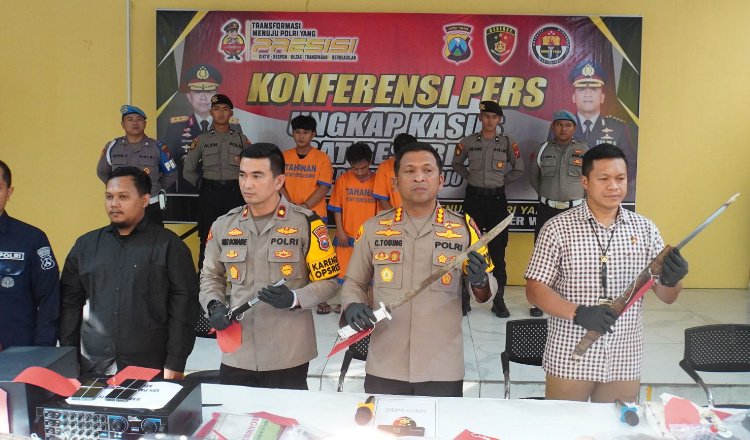 Kapolresta Sidoarjo menunjukkan barang bukti mandau dalam Press conference di Mako Polresta Sidoarjo, Selasa (6/2/2024). Mandau disita dari salah seorang oknum. (Foto: Istimewa)