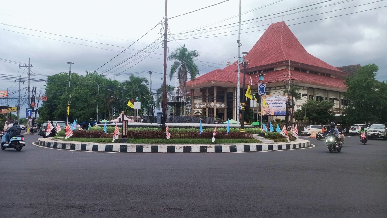 Atribut partai politik yang terpasang di bundaran DPRD Jember. (Foto: Zainul Hasan)