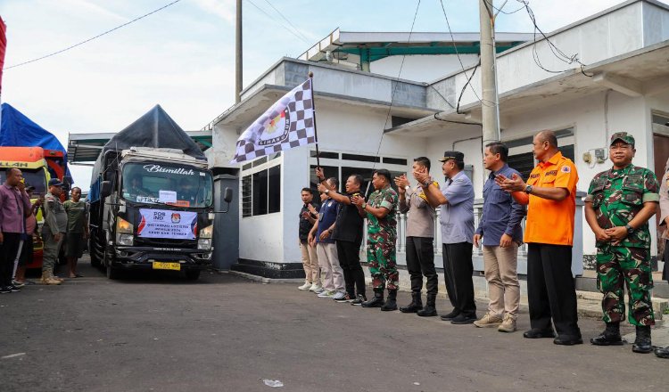 Bupati Jember melepas Armada untuk mendistribusikan logistik Pemilu 2024. (Foto: Diskominfo Jember)