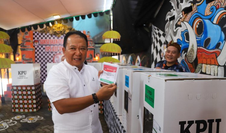 Bupati Jember menunjukkan surat suara yang telah ia coblos. (Foto: Diskominfo Jember)