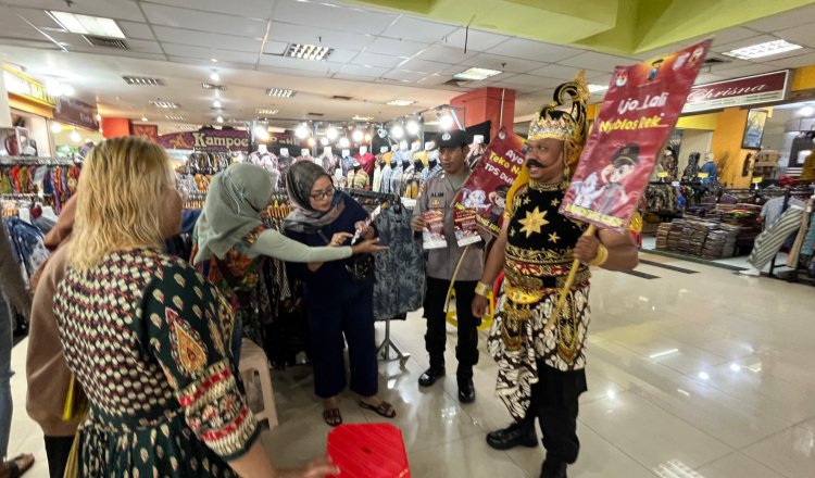 Raden Gatotkaca menyapa pengunjung pasar, Selasa (13/2/2024). (Foto: Istimewa)