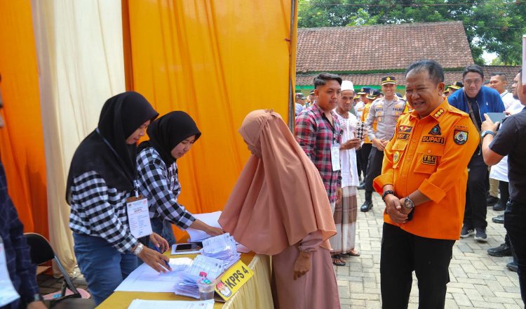 Bupati Jember memantau salah satu TPS. (Foto: Diskominfo Jember)