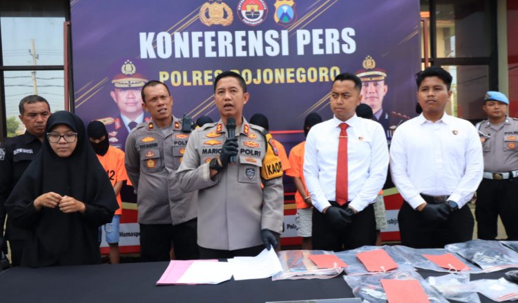 Press conference di halaman Mapolres Bojonegoro, Senin (19/2/2024). (Foto: Istimewa)