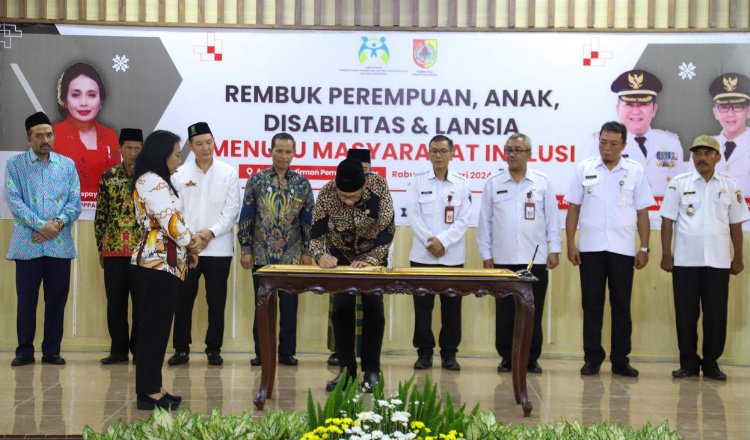 Wabup Jember menandatangani pakta integritas gerakan bersama Stop Perkawinan Anak. (Foto: Diskominfo Jember)