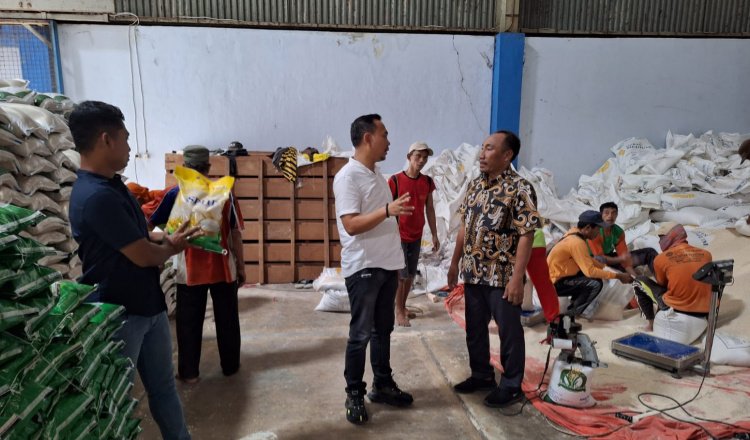 Satgas Polres Lamongan menyidak Gudang Bulog Baru Karang Kembang, Kecamatan Babat. (Foto: Istimewa)