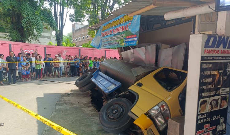 Kondisi Truk Tangki Air saat terperosok ke dalam got. (Foto: Istimewa)