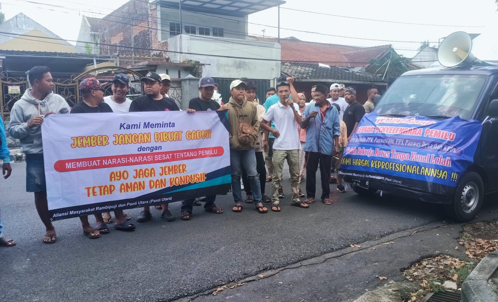 Masyarakat menyampaikan aspirasinya di depan Kantor KPU Jember. (Foto: Zainul Hasan)