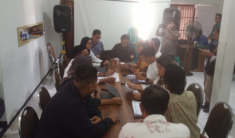Tim Pemenangan Caleg DPR RI Partai Golkar nomor urut 1, menyampaikan dugaan pengelembungan suara kepada Bawaslu Jember. (Foto: Zainul Hasan)