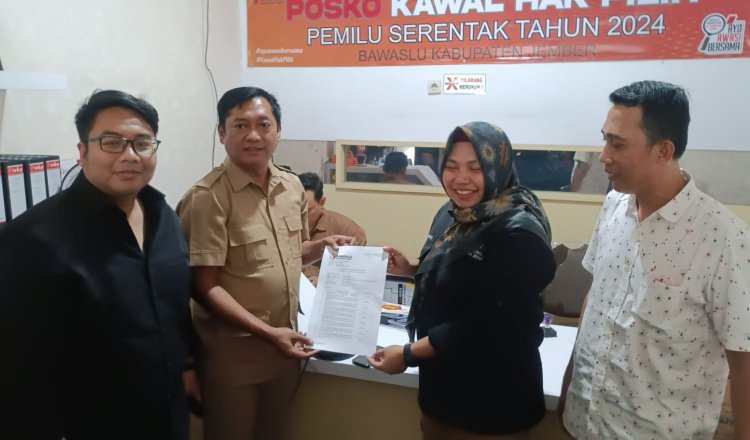 Ketua DPC Gerindra Jember dan Komisioner Bawaslu Jember menunjukkan surat laporan yang telah ditandatangani. (Foto: Zainul Hasan)
