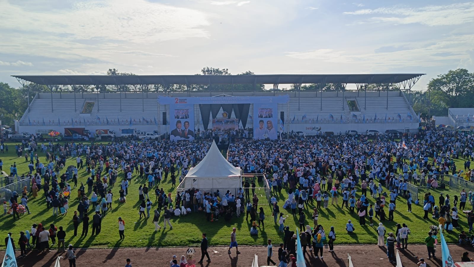 Warga Lumajang joget bersama dalam kegiatan melaku bareng Prabowo - Gibran. (Foto: Istimewa)