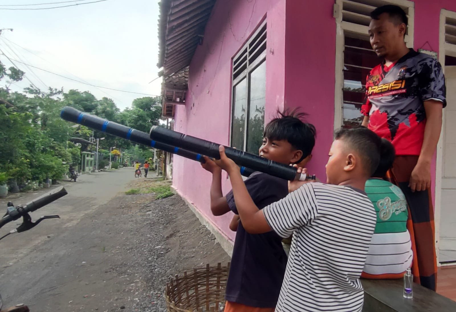 Anak-anak bermain mercon spiritus sambil diawasi orang dewasa. (Foto: Istimewa)