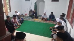 IKSASS Rayon Jember Sub Rayon Mumbulsari bersiap untuk membaca Rawatib Al-Haddad. (Foto: Istimewa)