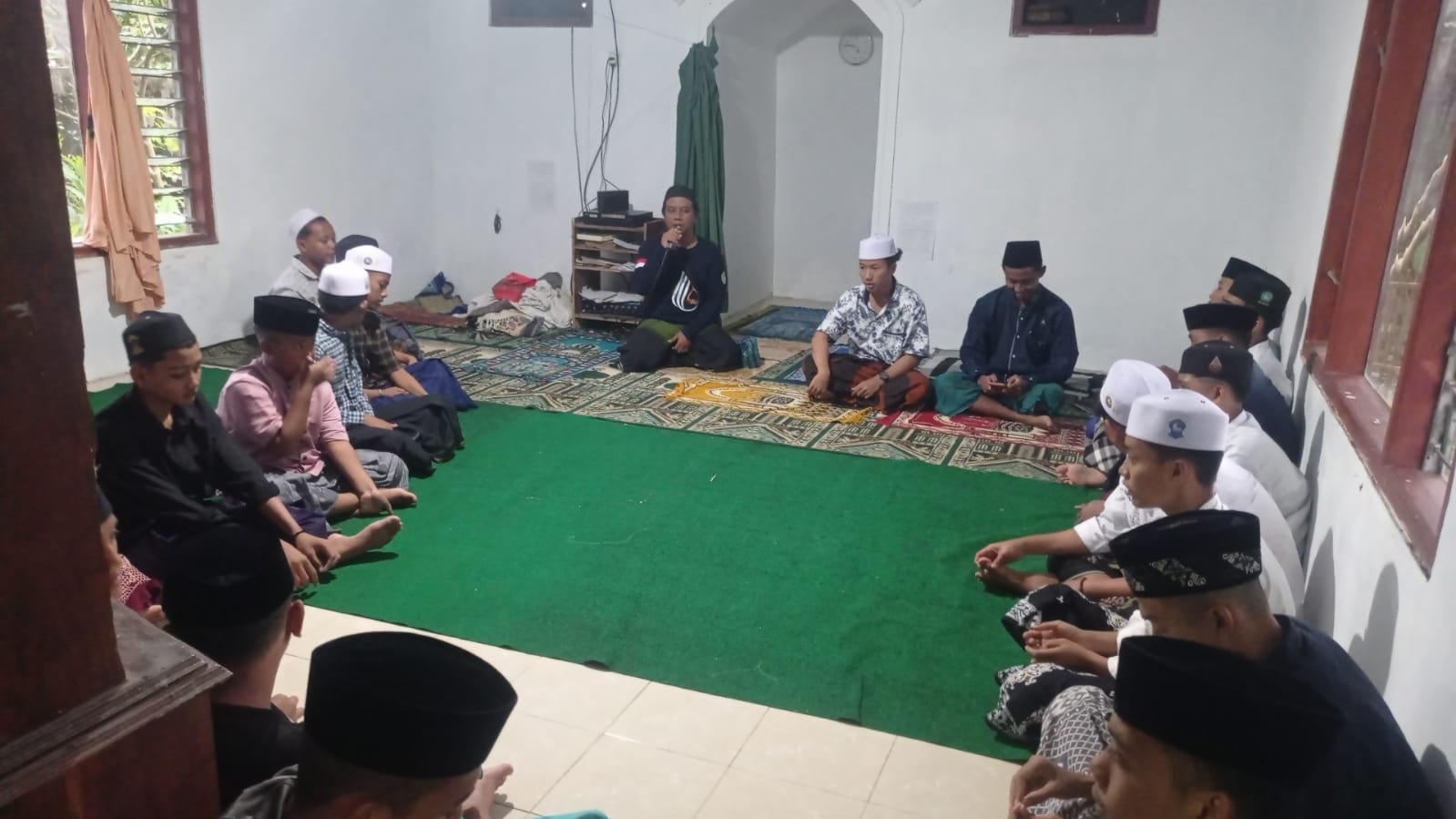 IKSASS Rayon Jember Sub Rayon Mumbulsari bersiap untuk membaca Rawatib Al-Haddad. (Foto: Istimewa)