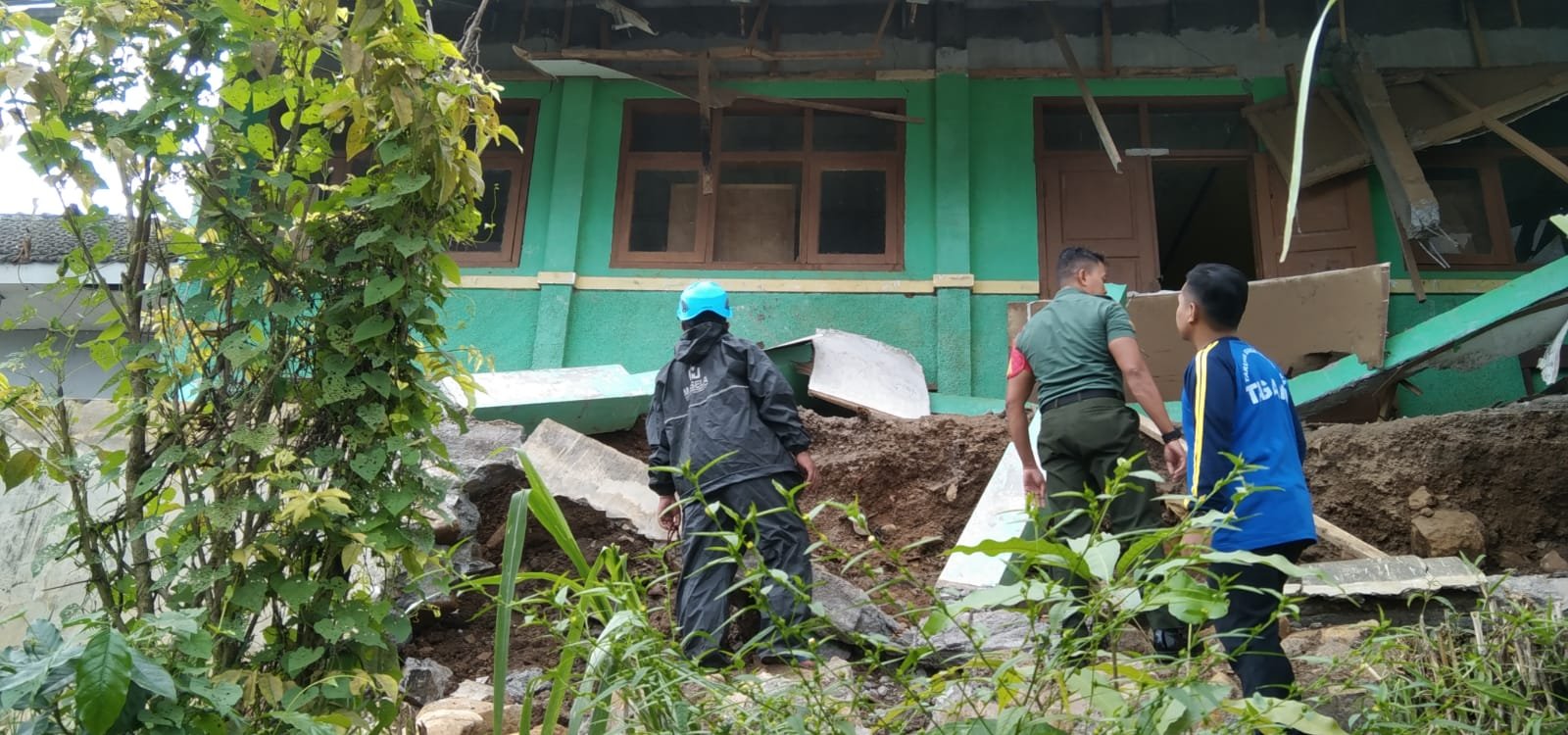 Pondasi SDN 3 Alas Tengah yang longsor akibat tergerus air. (Foto: Pusdalops BPBD Situbondo)