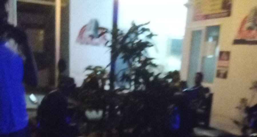 Terlihat beberapa pengunjung kedapatan membawa Minol di tempat hiburan karaoke Wilayah Glagah. (Foto: Endang - Zona Indonesia)