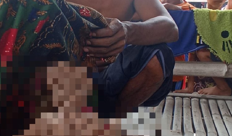 Warga saat menutupi jazat Nenenk Muslikah dengan kain. (Foto: Istimewa)