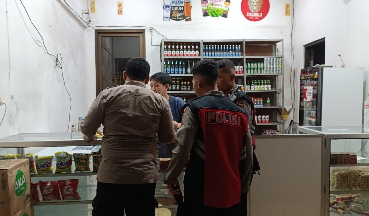 Samapta Polres Situbondo menyidak salah satu toko penjual Miras di Jalan WR Supratman. (Foto: Humas Polres Situbondo)