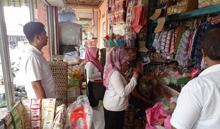 Kamit II Pidek Satreskrim Polres dan Disperindag Bangkalan Sidak pasar tradisional. (Foto: Istimewa)