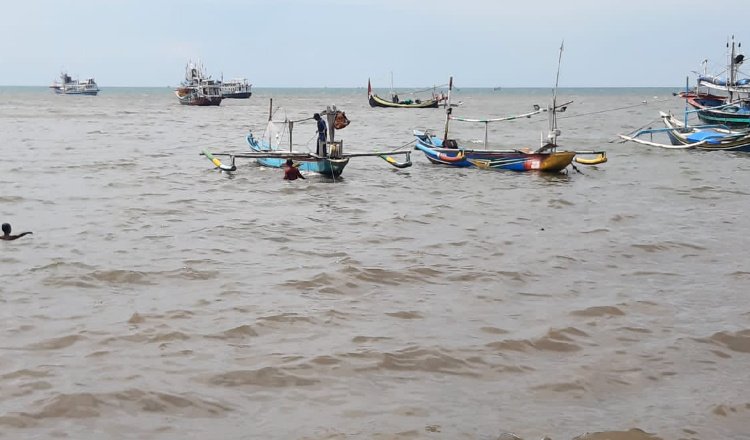 M Jalil saat sampai di pinggir Pantai Desa Pesisir. (Foto: Pusdalops BPBD Situbondo)