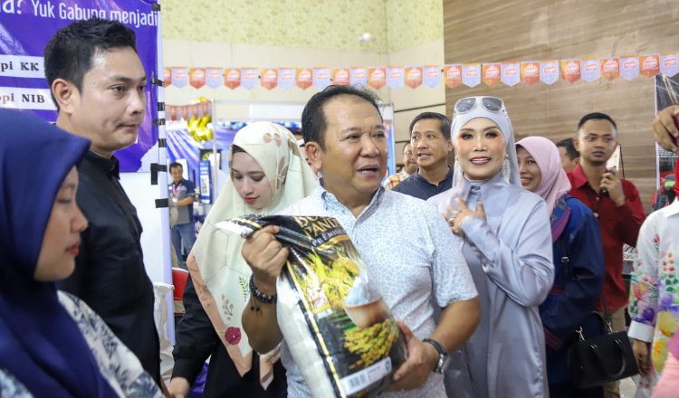 Bupati Jember menunjukkan varian beras yang dijual dalam Expo JOGed, Minggu (3/3/2024). (Foto: Diskominfo Jember)