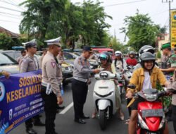 Polres Pamekasan Sebar Brosur di Jalan: Ajak Warga Jaga Kamtibmas