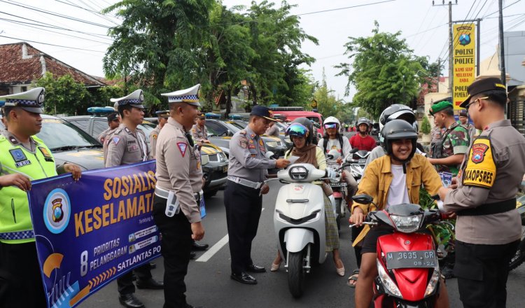 Kapolres Pasuruan bersama jajarannya menyebarkan brosur di jalan raya. (Foto: Humas Polres Pamekasan)