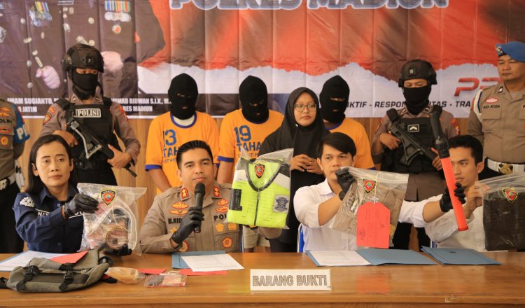 Kapolres Madiun menunjukkan barang bukti dalam konferensi pers ungkap kasus perampokan truk pengangkut rokok. (Foto: Istimewa)