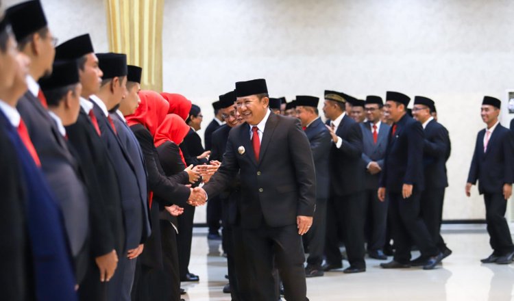 Bupati Jember berjabat tangan dengan 76 PNS yang baru saja dilantik. (Foto: Diskominfo Jember)