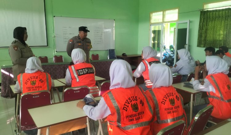 Kapolsek Kediri Kota saat sosialisasi di sekolah, Senin (4/3/2024). (Foto: Istimewa)