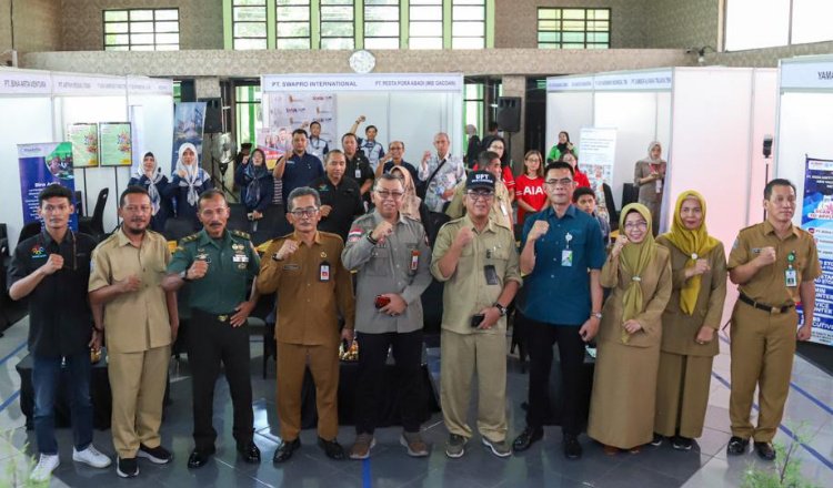 Disnaker Jember foto bersama usai pembukaan Job Fair 2024 di Aula SMKN 5 Jember. (Foto: Diskominfo Jember)