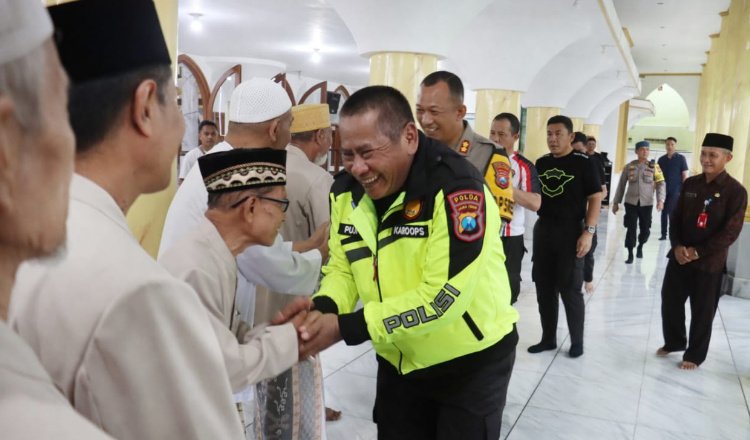 Anggota Polda Jatim berjabat tangan dengan para Marbot Lumajang. (Foto: Istimewa)