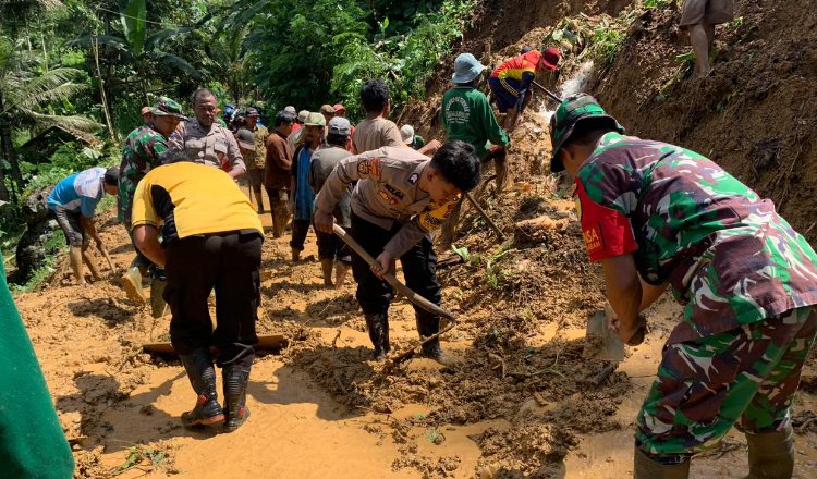 Anggota TNI dan Polri membantu masyarakat bergotong royong membersihkan material longsor di Kecamatan Tulakan, Kabupaten Pacitan, Rabu (6/3/2024). (Foto: Istimewa)