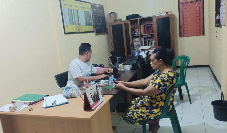 Supiati saat laporan ke Polsek Wuluhan. (Foto: Istimewa)